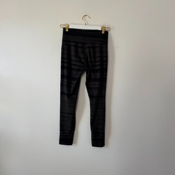 Vuori Daily Leggings in Dark Oregano Shibori Stripe No Size Tag - Picture 3 of 10